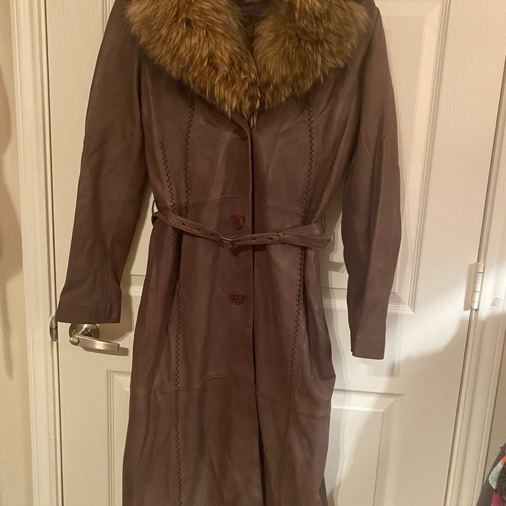Jones New York Maxi Leather coat with belt & detachable fur collar. Size medium